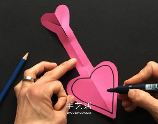 紙餐盤手工小制作 DIY漂亮的生日愛心花環(huán)掛飾 -  itrip.net.cn