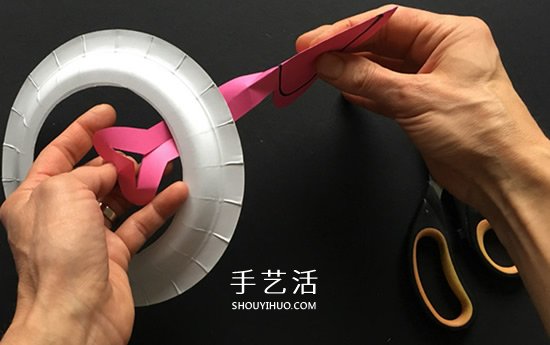 紙餐盤手工小制作 DIY漂亮的生日愛心花環(huán)掛飾 -  itrip.net.cn