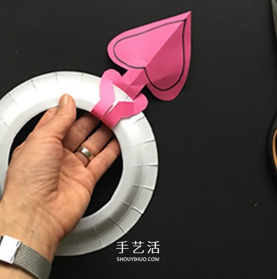 紙餐盤手工小制作 DIY漂亮的生日愛心花環(huán)掛飾 -  itrip.net.cn