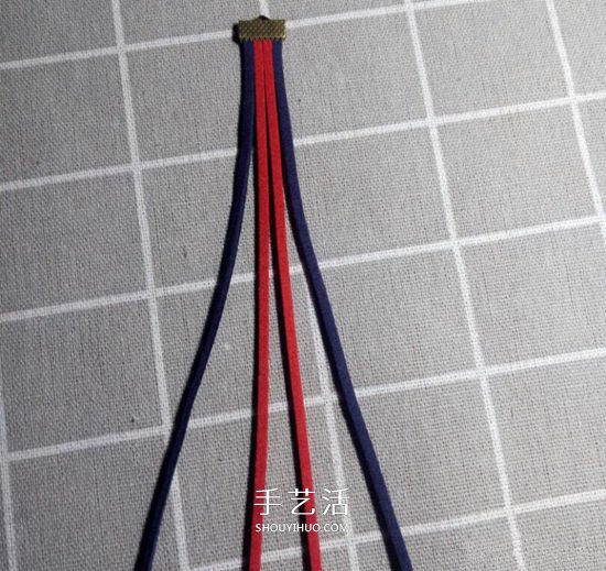 復(fù)古風(fēng)雙色手鏈的編法 四股皮繩編織手鏈圖解 -  itrip.net.cn