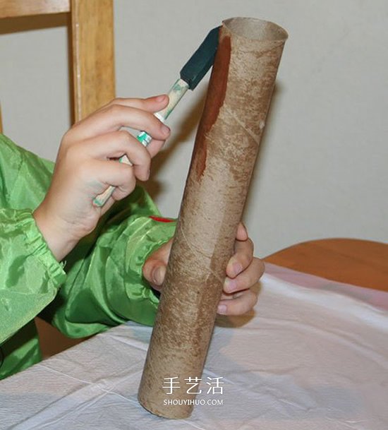 簡(jiǎn)單保鮮膜筒廢物利用 幼兒手工做大樹的教程 -  itrip.net.cn