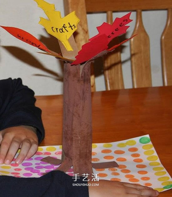 簡(jiǎn)單保鮮膜筒廢物利用 幼兒手工做大樹的教程 -  itrip.net.cn