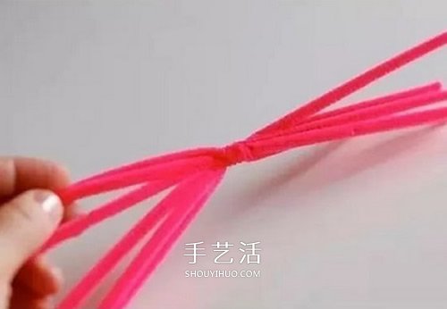 扭扭棒花朵戒指的做法 幼兒手工制作戒指教程 -  itrip.net.cn