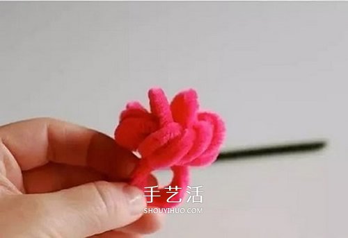 扭扭棒花朵戒指的做法 幼兒手工制作戒指教程 -  itrip.net.cn
