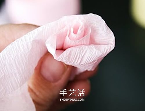皺紋紙做玫瑰花球的方法 唯美的婚慶裝飾物！ -  itrip.net.cn