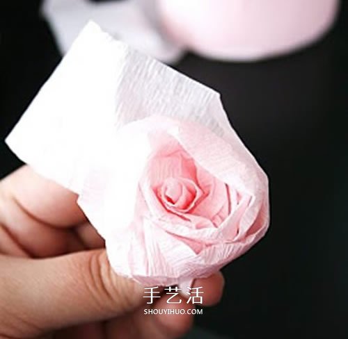 皺紋紙做玫瑰花球的方法 唯美的婚慶裝飾物！ -  itrip.net.cn