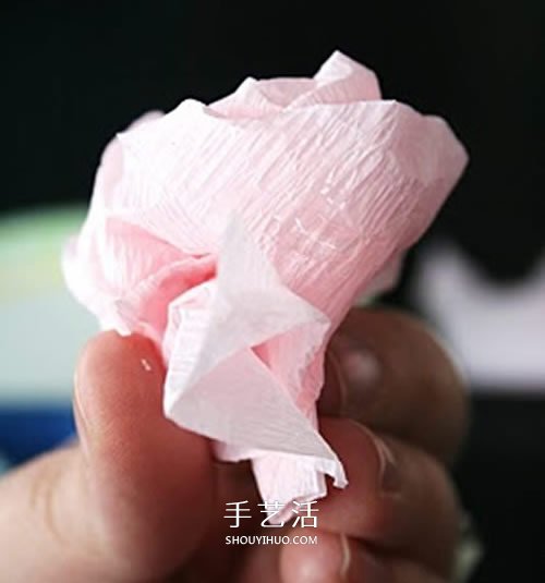 皺紋紙做玫瑰花球的方法 唯美的婚慶裝飾物！ -  itrip.net.cn