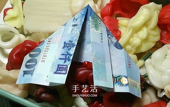 簡(jiǎn)單紙幣折紙教程 折一個(gè)浪漫愛心戒指的折法 -  itrip.net.cn