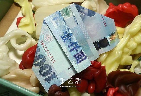 簡(jiǎn)單紙幣折紙教程 折一個(gè)浪漫愛心戒指的折法 -  itrip.net.cn