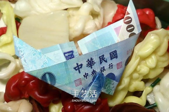 簡(jiǎn)單紙幣折紙教程 折一個(gè)浪漫愛心戒指的折法 -  itrip.net.cn