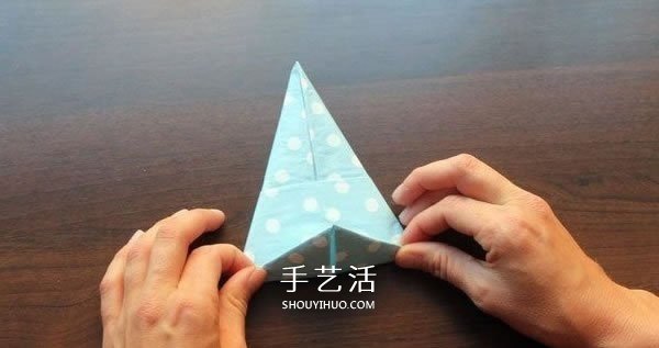 打發(fā)無(wú)聊等餐時(shí)光 餐巾紙手工折紙兔頭的方法 -  itrip.net.cn