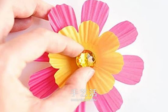 怎么用蛋糕紙做花朵 幼兒手工制作蛋糕紙小花 -  itrip.net.cn