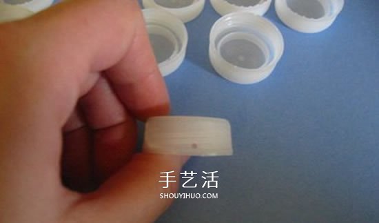 簡(jiǎn)單瓶蓋廢物利用 DIY制作可愛收納籃的方法 -  itrip.net.cn