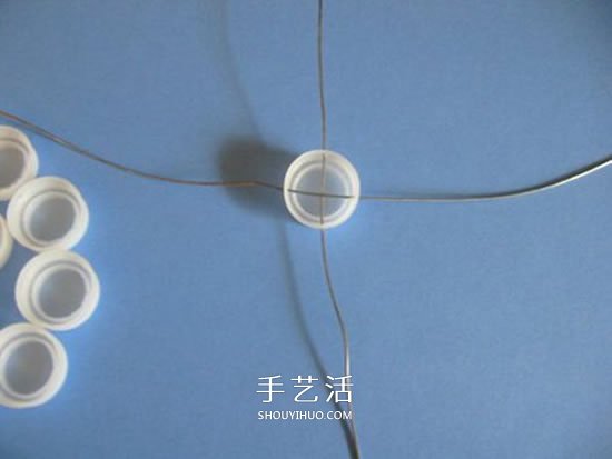 簡(jiǎn)單瓶蓋廢物利用 DIY制作可愛收納籃的方法 -  itrip.net.cn