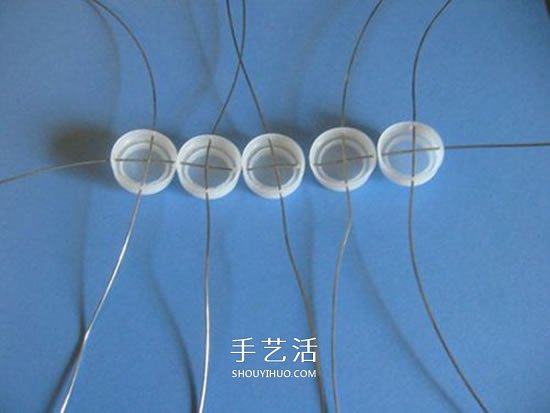 簡(jiǎn)單瓶蓋廢物利用 DIY制作可愛收納籃的方法 -  itrip.net.cn