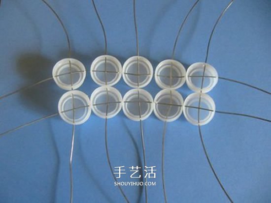 簡(jiǎn)單瓶蓋廢物利用 DIY制作可愛收納籃的方法 -  itrip.net.cn