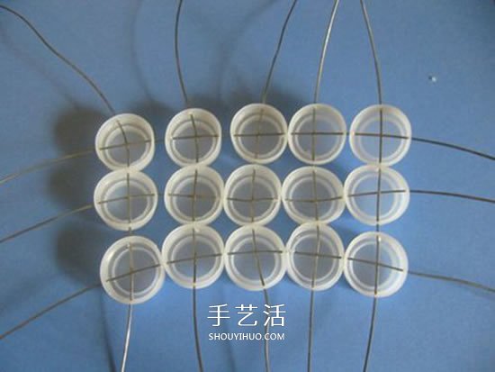 簡(jiǎn)單瓶蓋廢物利用 DIY制作可愛收納籃的方法 -  itrip.net.cn