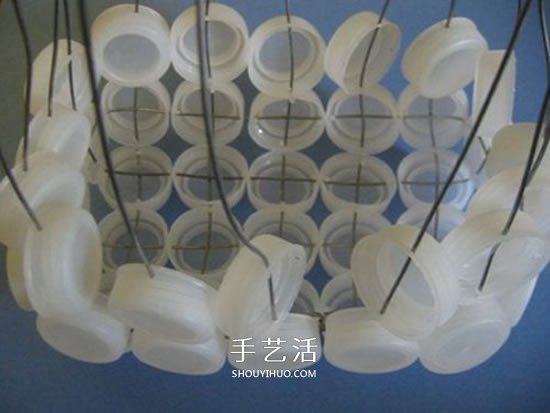 簡(jiǎn)單瓶蓋廢物利用 DIY制作可愛收納籃的方法 -  itrip.net.cn