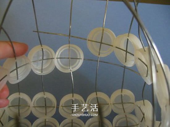 簡(jiǎn)單瓶蓋廢物利用 DIY制作可愛收納籃的方法 -  itrip.net.cn