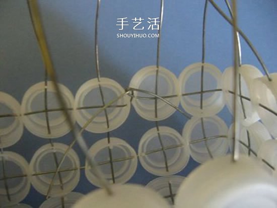 簡(jiǎn)單瓶蓋廢物利用 DIY制作可愛收納籃的方法 -  itrip.net.cn