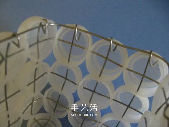 簡(jiǎn)單瓶蓋廢物利用 DIY制作可愛收納籃的方法 -  itrip.net.cn