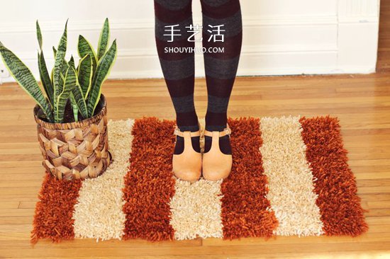 簡(jiǎn)單手工編織腳墊的方法 雙色地毯的編織圖解 -  itrip.net.cn