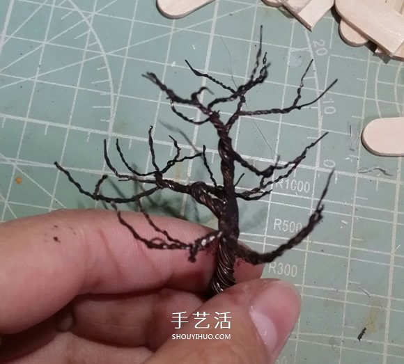 瞅瞅教你做：用細鐵絲制作漂亮的大樹裝飾品 -  itrip.net.cn