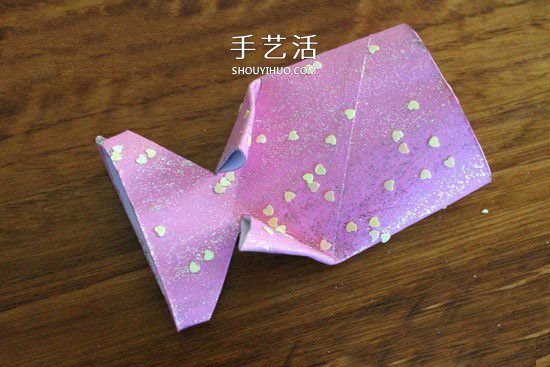 衛(wèi)生紙筒做小魚(yú)的方法 簡(jiǎn)單幼兒園廢物利用DIY -  itrip.net.cn
