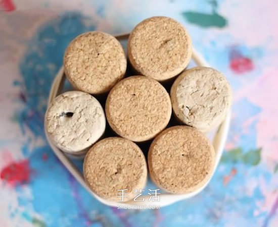 用紅酒瓶塞畫(huà)花 可愛(ài)紙花裝飾品手工制作方法 -  itrip.net.cn