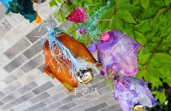 幼兒園簡易風(fēng)鈴的做法 雞蛋托廢物利用做風(fēng)鈴 -  itrip.net.cn