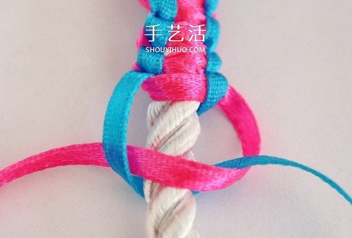 兒童糖果色手鏈的編織圖解 簡單卻又不失可愛 -  itrip.net.cn