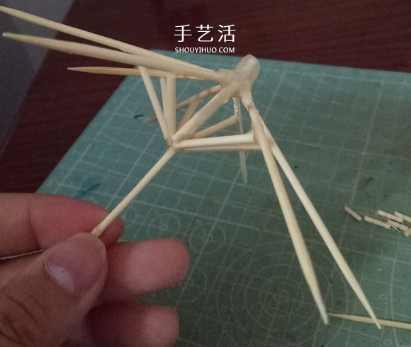 瞅瞅帶你做：用一點(diǎn)點(diǎn)布和牙簽給娃娃做小傘 -  itrip.net.cn