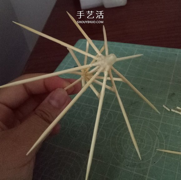瞅瞅帶你做：用一點(diǎn)點(diǎn)布和牙簽給娃娃做小傘 -  itrip.net.cn