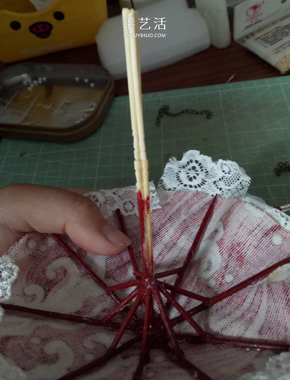 瞅瞅帶你做：用一點(diǎn)點(diǎn)布和牙簽給娃娃做小傘 -  itrip.net.cn