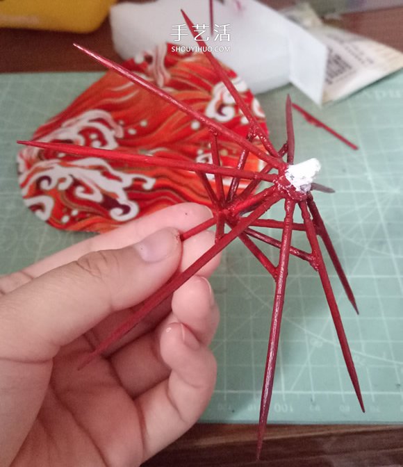 瞅瞅帶你做：用一點(diǎn)點(diǎn)布和牙簽給娃娃做小傘 -  itrip.net.cn