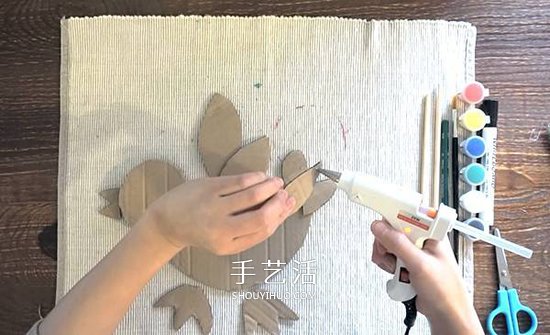 幼兒園硬紙板廢物利用 手工做一只多彩的小鳥 -  itrip.net.cn