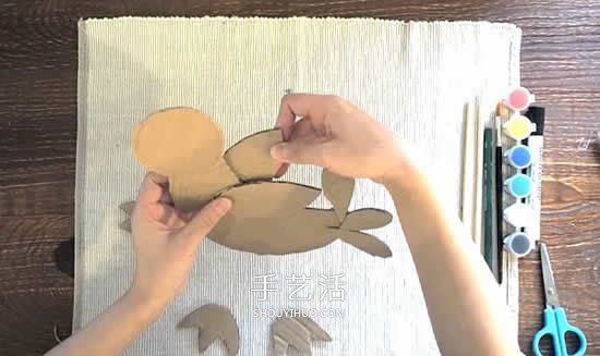 幼兒園硬紙板廢物利用 手工做一只多彩的小鳥 -  itrip.net.cn