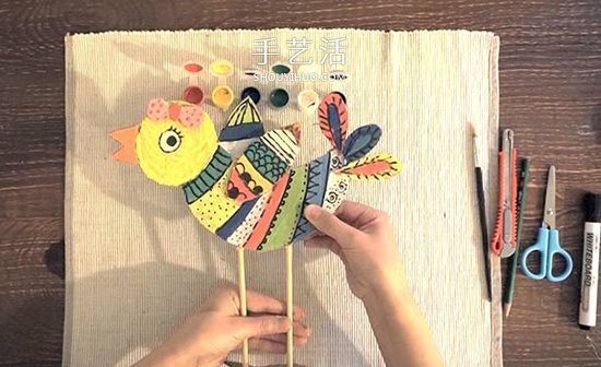 幼兒園硬紙板廢物利用 手工做一只多彩的小鳥 -  itrip.net.cn
