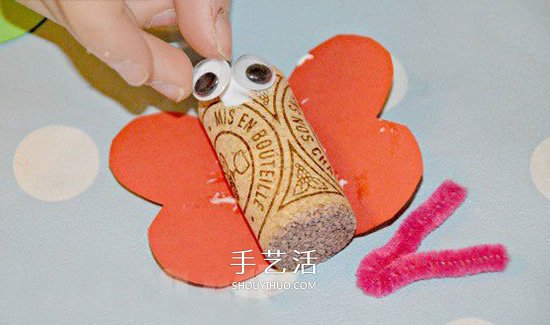紅酒瓶塞做蝴蝶 簡單幼兒環(huán)保手工制作教程 -  itrip.net.cn