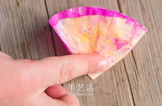 雞蛋托和蛋糕紙廢物利用 手工做美麗康乃馨 -  itrip.net.cn