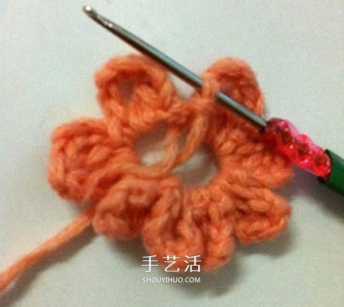 毛線編織蓮花胸針的方法 鉤針荷花胸花的編法 -  itrip.net.cn