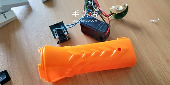 晚晨的創(chuàng)意DIY：廢舊電腦鍵盤鼠標制作機器人 -  itrip.net.cn