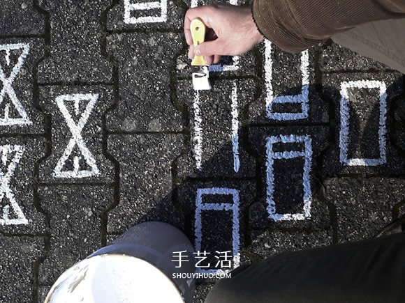 手繪馬路上的古典地毯 與城市現(xiàn)代美學(xué)成對比 -  itrip.net.cn
