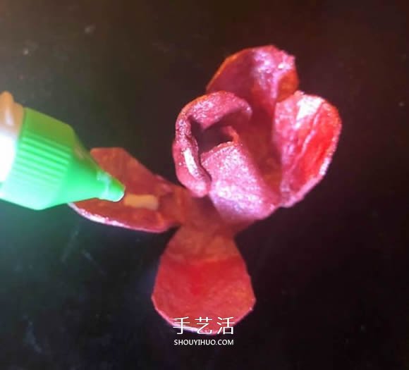 雞蛋盒廢物利用 手工制作玫瑰花胸花圖解 -  itrip.net.cn