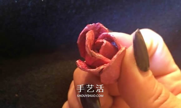 雞蛋盒廢物利用 手工制作玫瑰花胸花圖解 -  itrip.net.cn