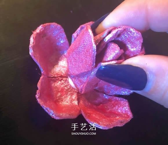 雞蛋盒廢物利用 手工制作玫瑰花胸花圖解 -  itrip.net.cn