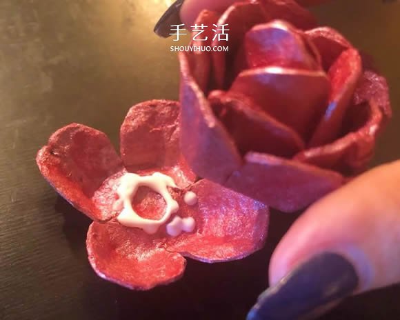 雞蛋盒廢物利用 手工制作玫瑰花胸花圖解 -  itrip.net.cn