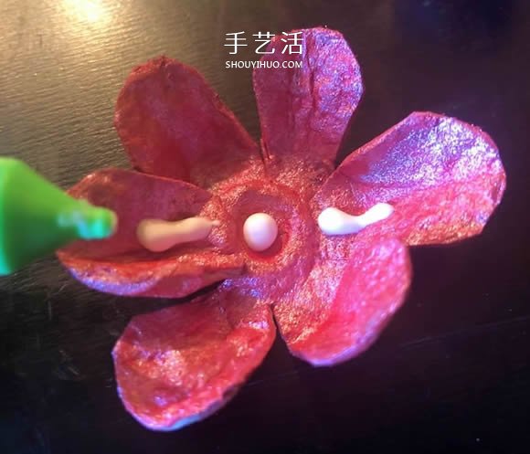 雞蛋盒廢物利用 手工制作玫瑰花胸花圖解 -  itrip.net.cn