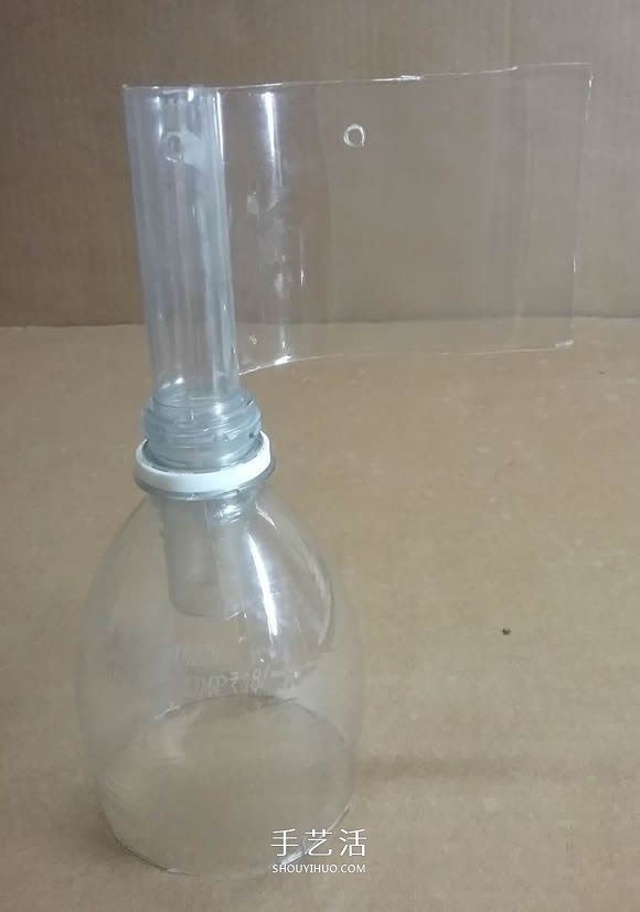 礦泉水瓶廢物利用手工制作獎(jiǎng)杯、國(guó)旗和酒杯 -  itrip.net.cn
