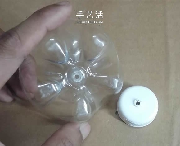 礦泉水瓶廢物利用手工制作獎(jiǎng)杯、國(guó)旗和酒杯 -  itrip.net.cn